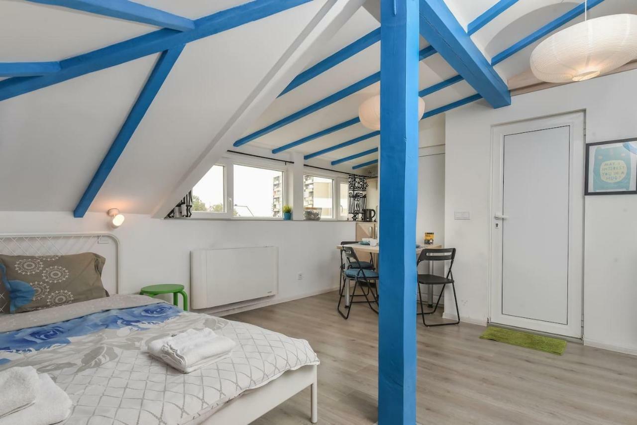 The Ivy House - A Cozy Attic Near The City Center By Flat Mаnager Sofia Luaran gambar