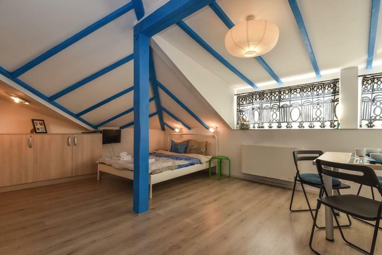 The Ivy House - A Cozy Attic Near The City Center By Flat Mаnager Sofia Luaran gambar